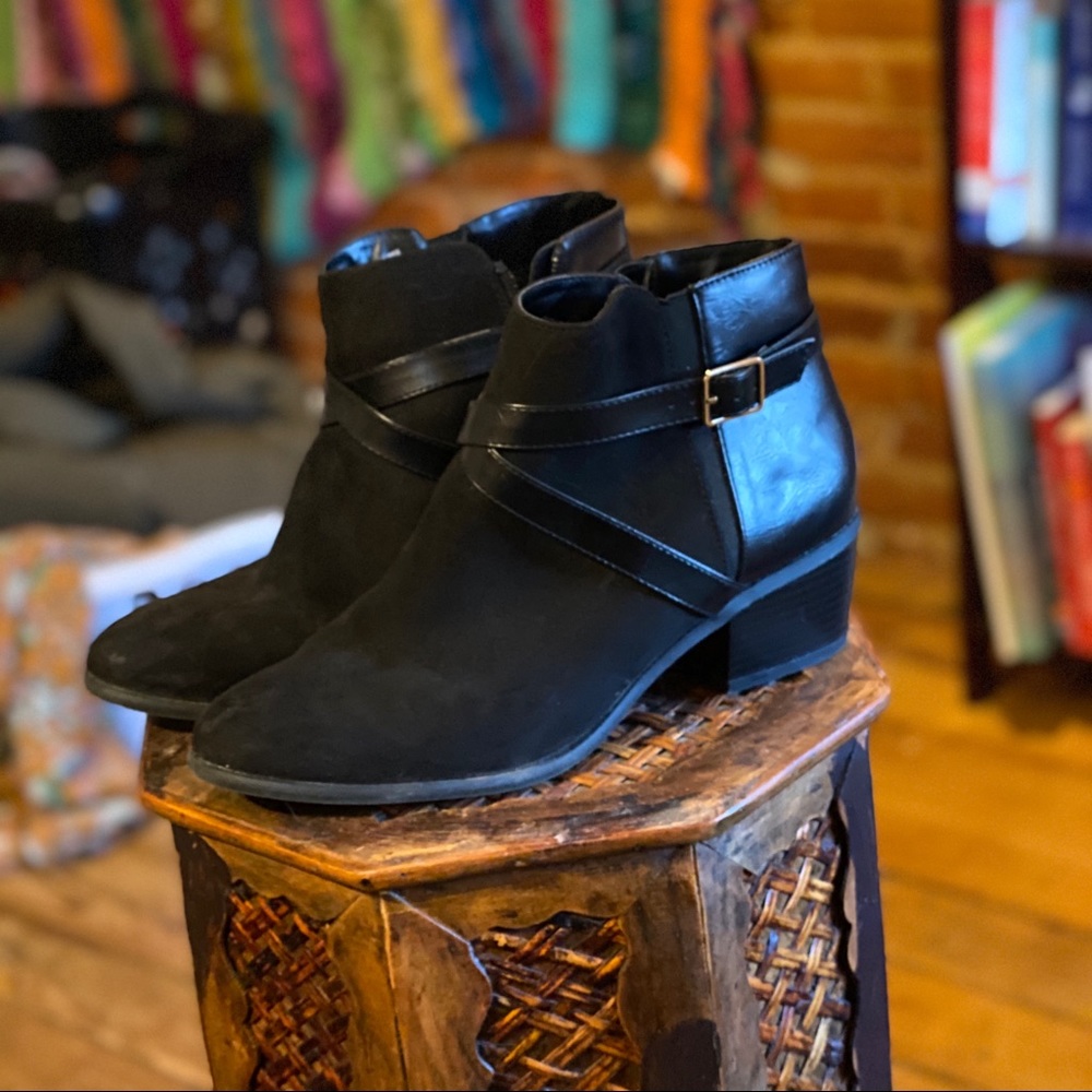 Karen Scott Women’s Falonn Almond Toe Ankle Boots